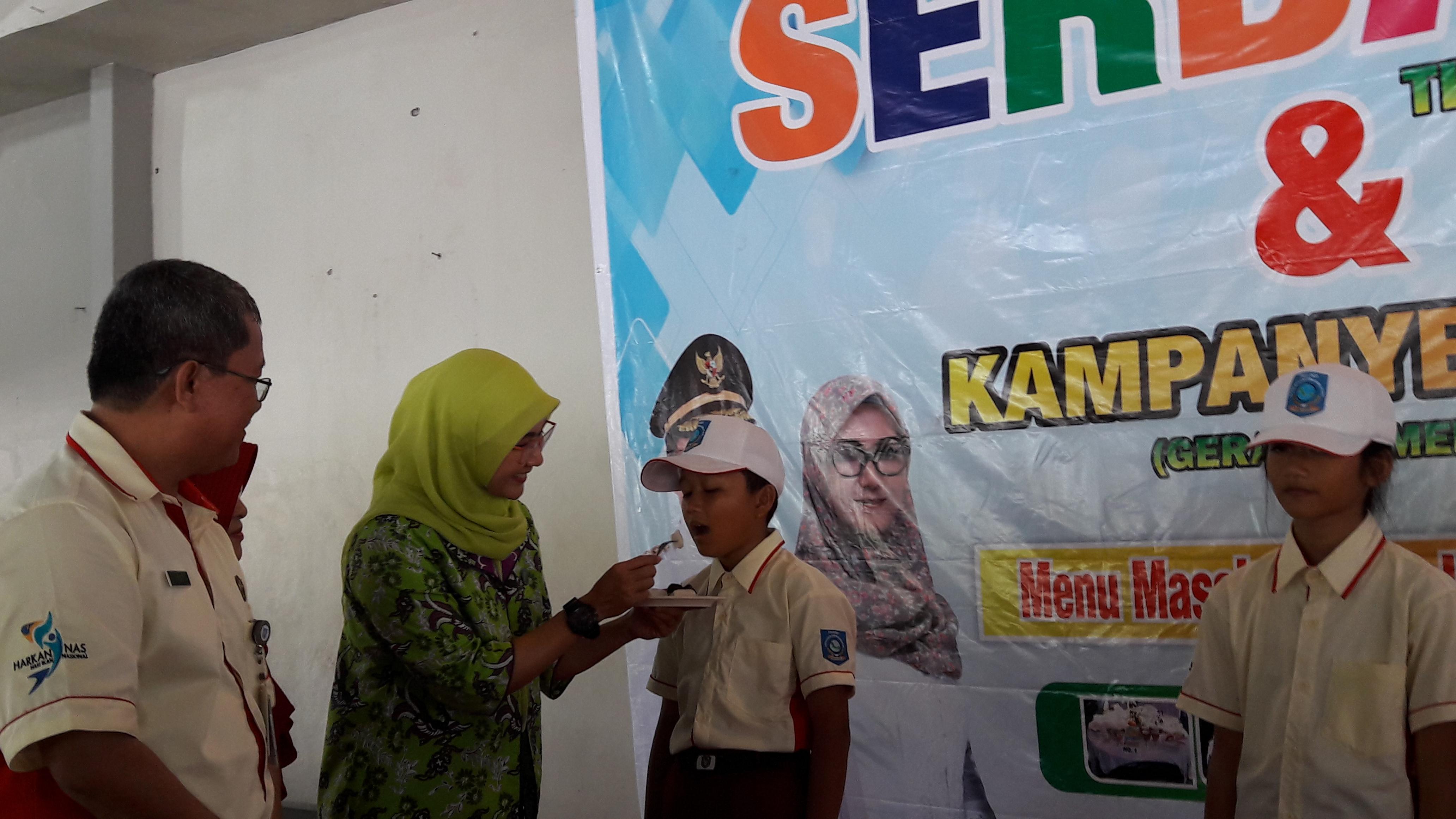 Melati Erzaldi Suapi Siswa SD Makan Ikan