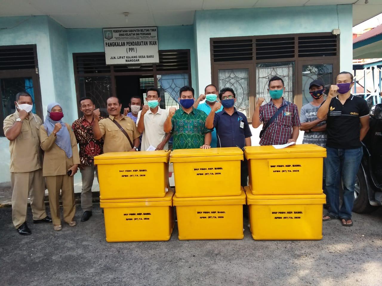 DKP Babel Serahkan  Coolbox untuk Nelayan Beltim