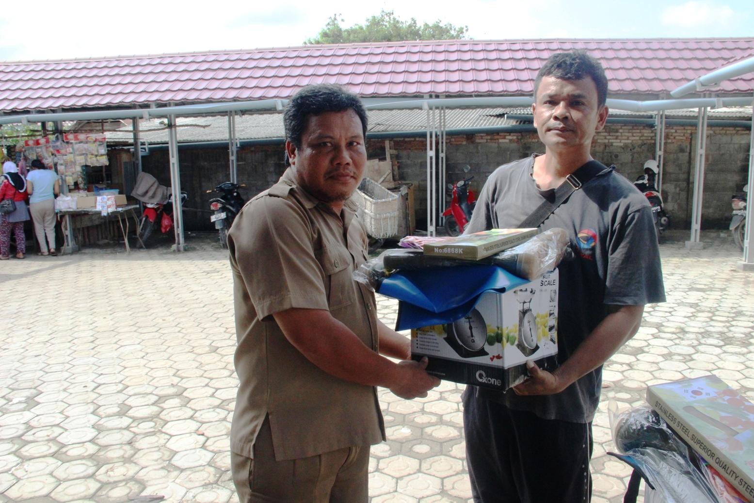 Penyerahan Sarpras Bagi pedagang/Penjual ikan  