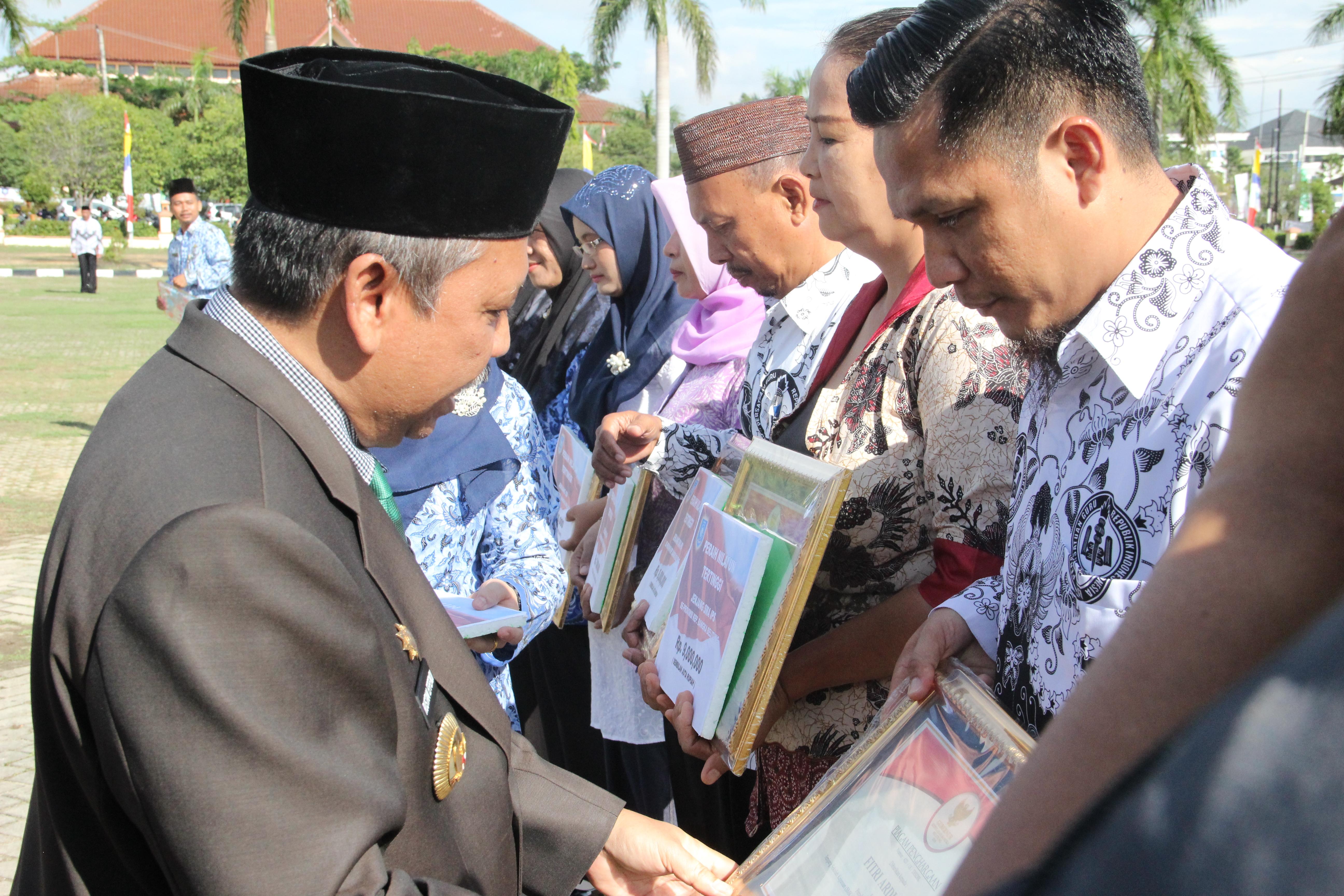 Upacara Bendera Memperingati Hari Guru Nasional dan PGRI ke-70