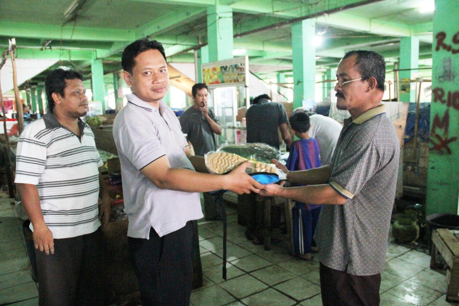 Serah Terima Bantuan Sarpras di Pasar Ikan 