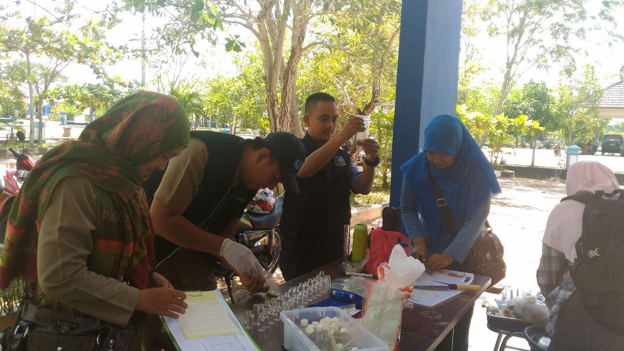 LPPMHP Uji Sampel Ikan di  Pasar Toboali 