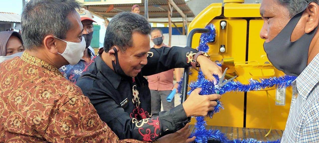 KKP Kembali  Hibahkan Excavator untuk Bangka Tengah