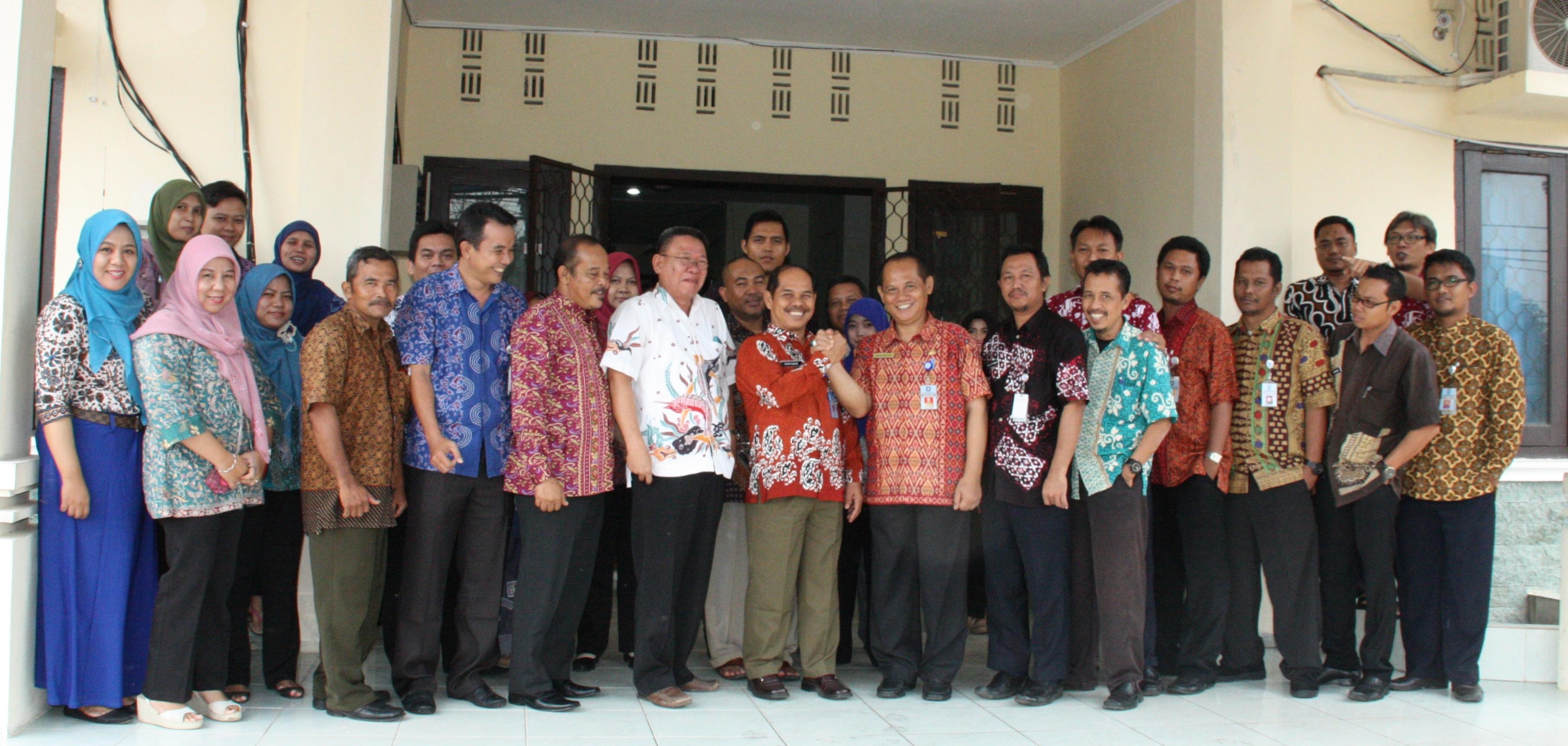 Foto Bersama Kepala Dinas DKP Bersama Sekretaris dinas, Kabid, Kasi/Kasubbag dan staff DKP Pemprov.Kep.Babel (2015)